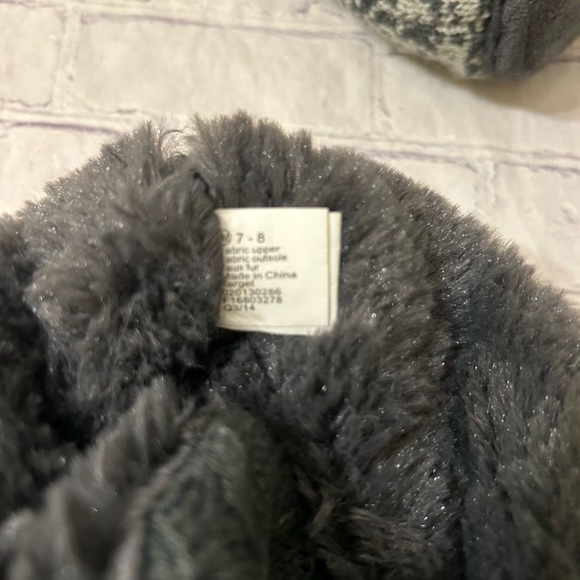 TARGET GREY SWEATER LIKE FAUX FUR SLIPPER BOOTIES WITH POMS WOMEN’SIZE 7-8 - Picture 6 of 7